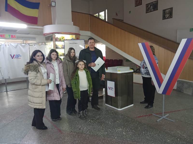 Жители Обливского района семьями приходят на избирательные участки