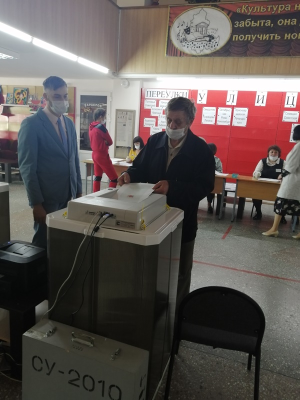 Первый избиратель на участок пришел. Балабаново избирательный участок 315 видео с голосования 2021г.